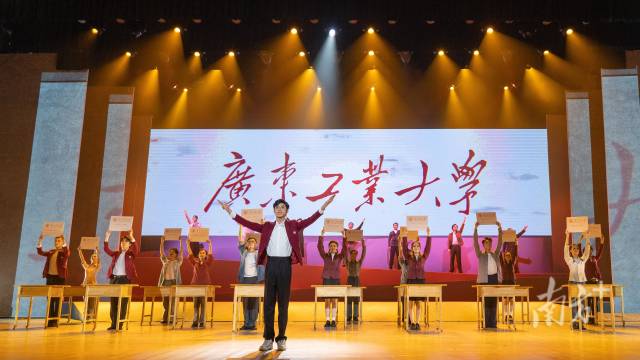 广东工业大学师生自编自导自演大型情景史诗剧《青春印丰碑》,将东深供水工程中的广工故事搬上舞台,上了一堂美育思政大课。 广东工业大学师生自编自导自演大型情景史诗剧《青春印丰碑》,将东深供水工程中的广工故事搬上舞台,上了一堂美育思政大课。